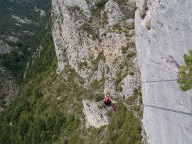 Paolo in volo sui cavi della 2° tyrolienne (18597 bytes)